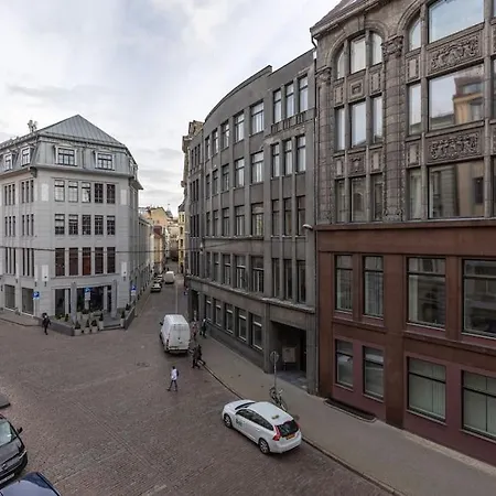 Beautiful 1bd Old Town Apartment *